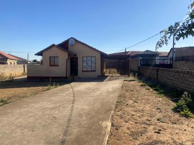 Townhouse For Rent in Lotus Gardens, Pretoria